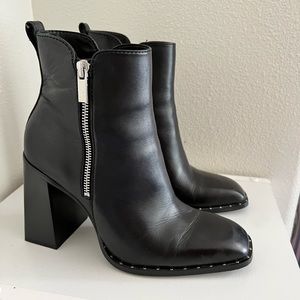 Black, Steve Madden size 9. Cute zipper detail on both sides only worn once
